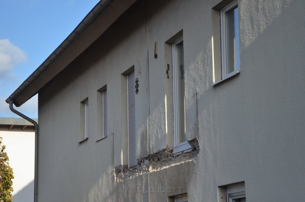 Arbeiter stuerzt mit Balkon ab Koeln Porz Zuendorf Westfeldgasse P17.JPG - Miklos Laubert